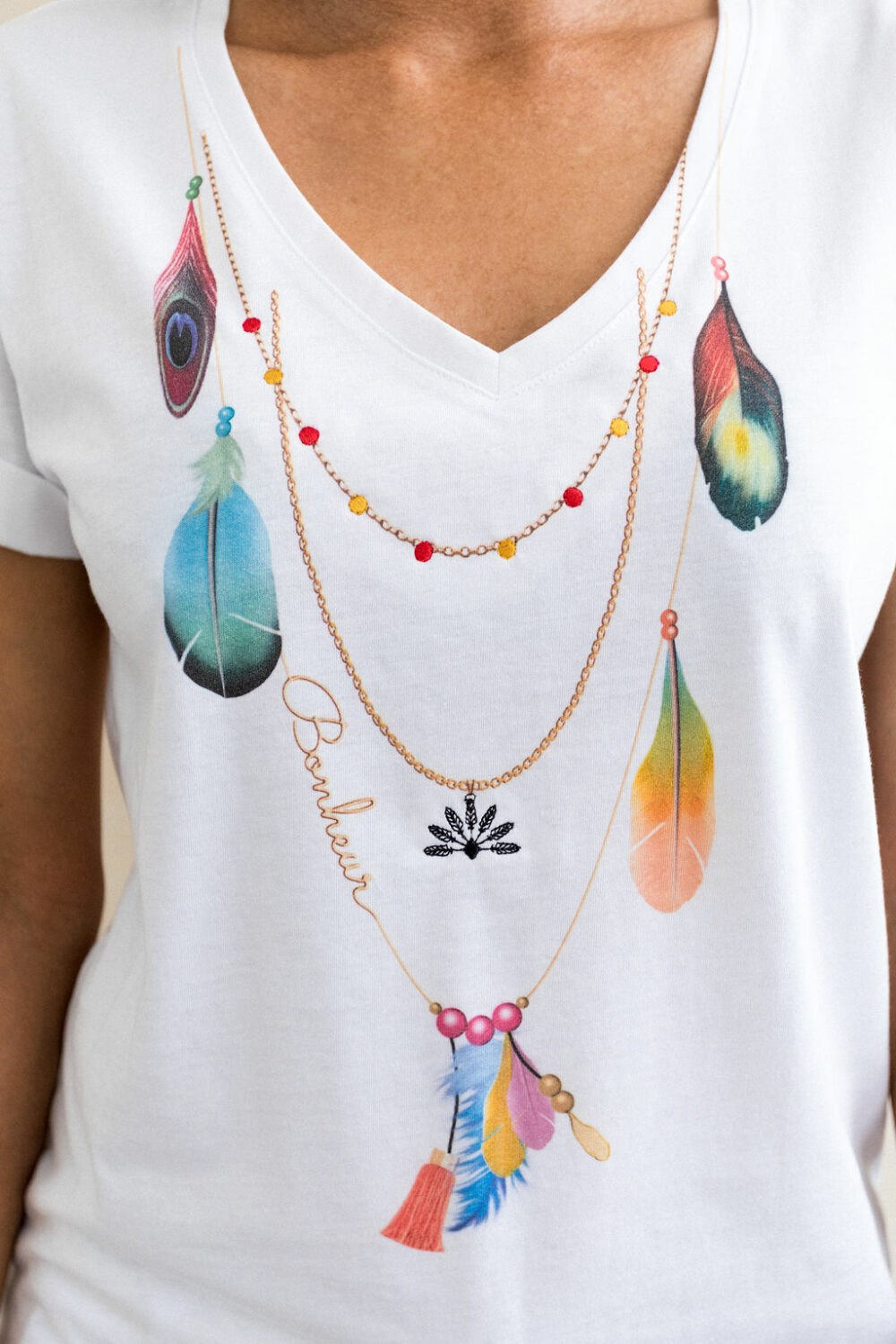 Tee-shirt brodé collier en trompe-l'oeil Bonheur