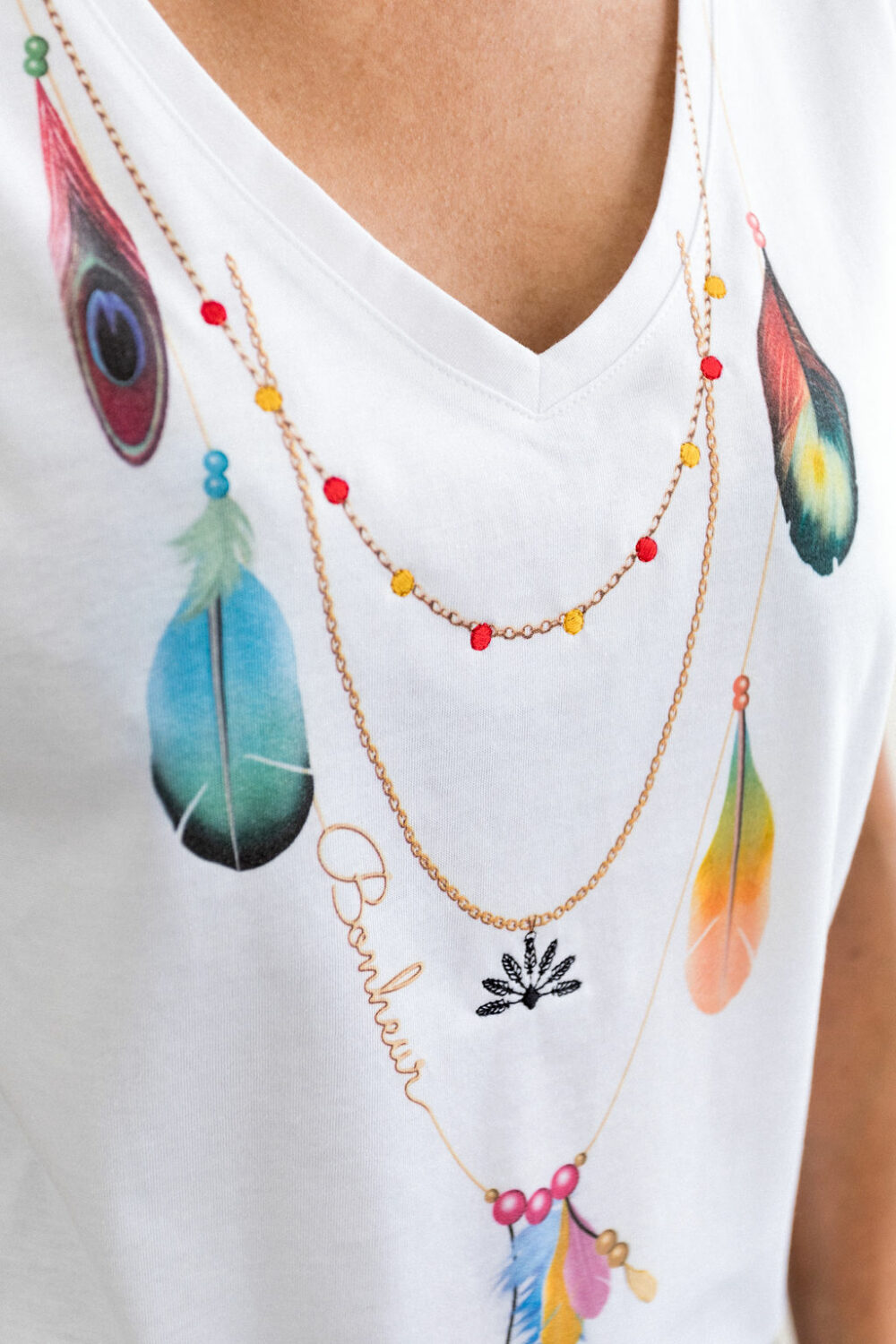 Tee-shirt brodé collier en trompe-l'oeil Bonheur