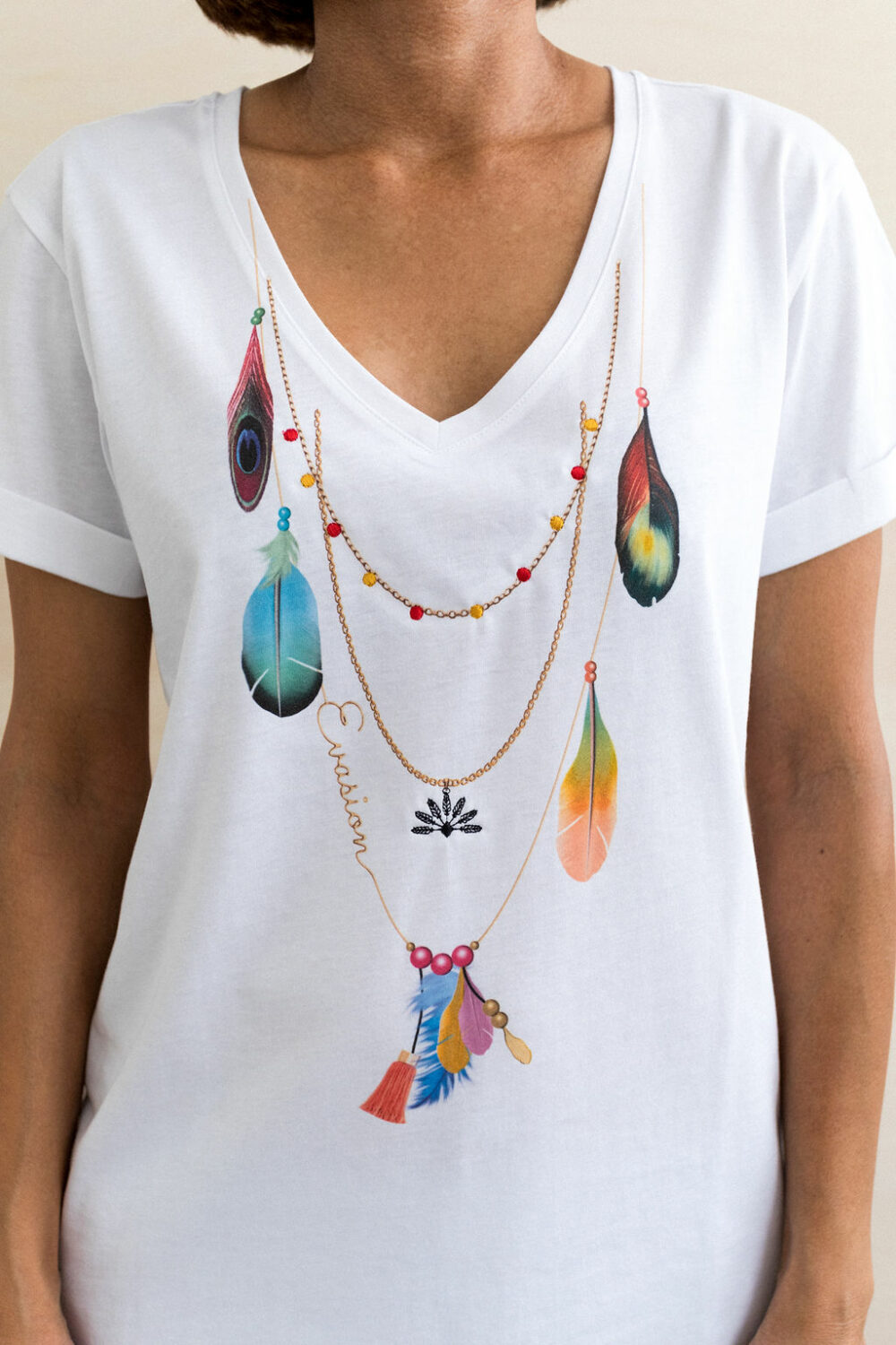 Tee-shirt brodé collier en trompe-l'oeil Evasion