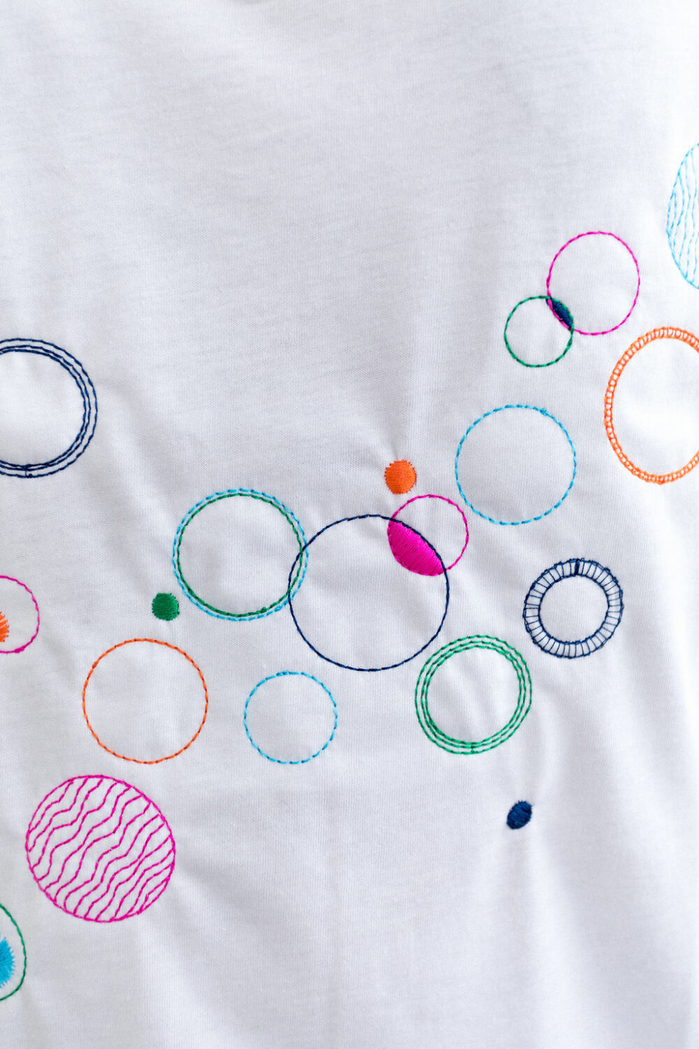 Tee-shirt brodé bulles graphiques 100% coton bio colori blanc