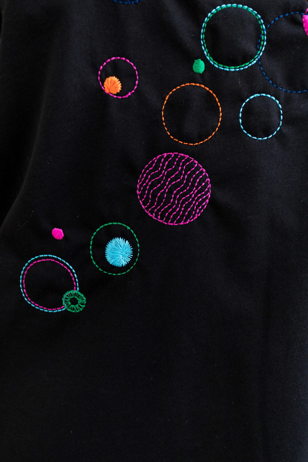 Tee-shirt brodé bulles graphiques 100% coton bio colori noir