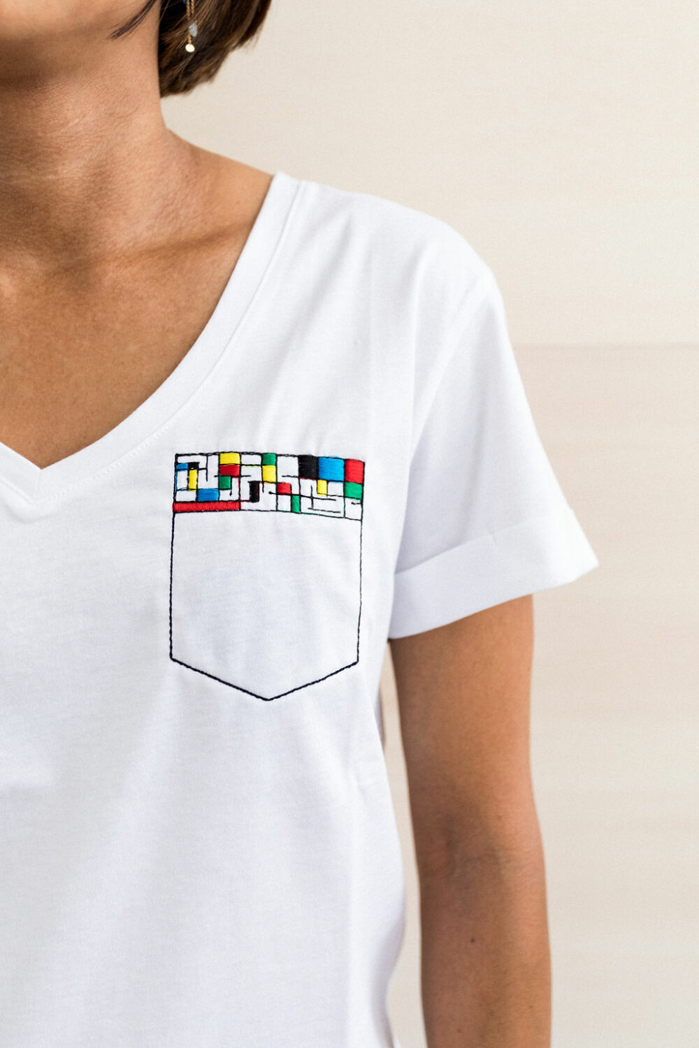 Tee-shirt brodé poche trompe-l'oeil style Mondrian colori blanc