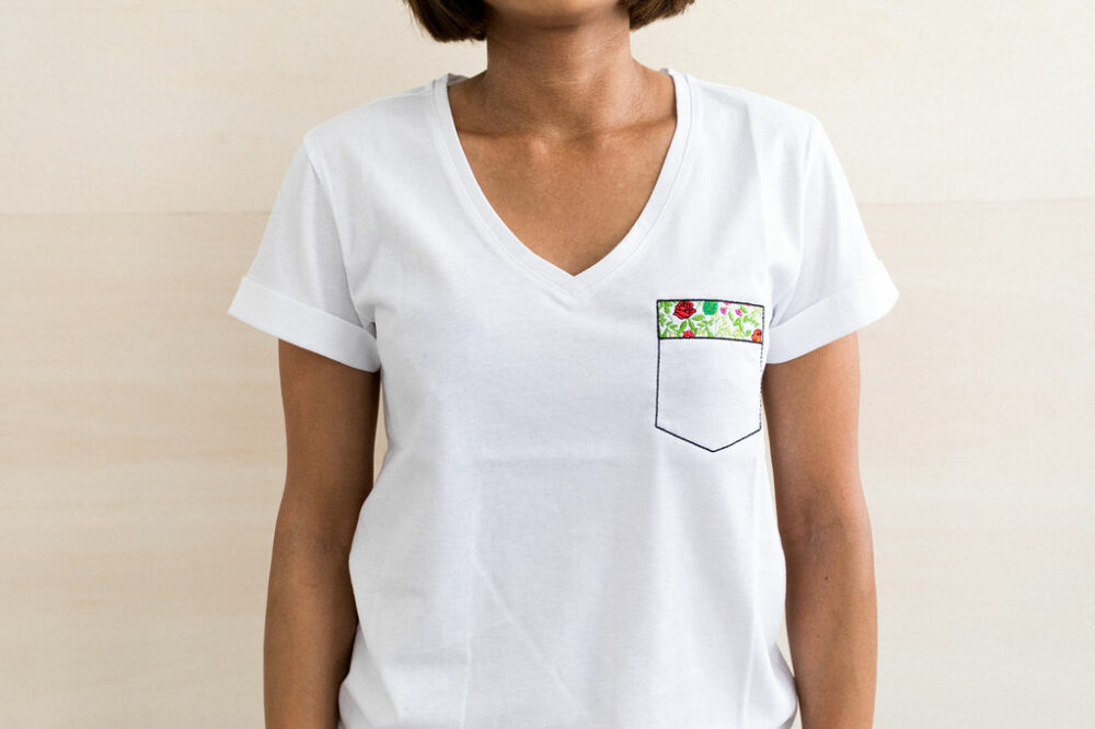 Tee-shirt brodé poche fleurie en trompe-l'oeil colori blanc