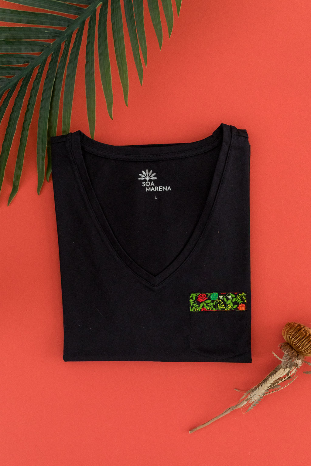 Tee-shirt brodé poche fleurie en trompe-l'oeil colori noir