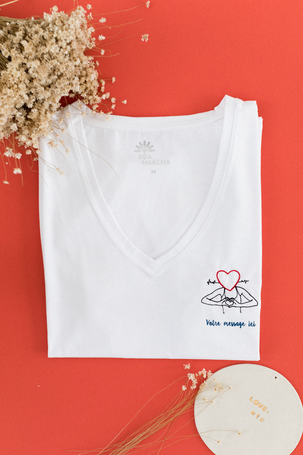 Tee-shirt col V blanc brodé motif In Love avec personnalisation 100% coton bio