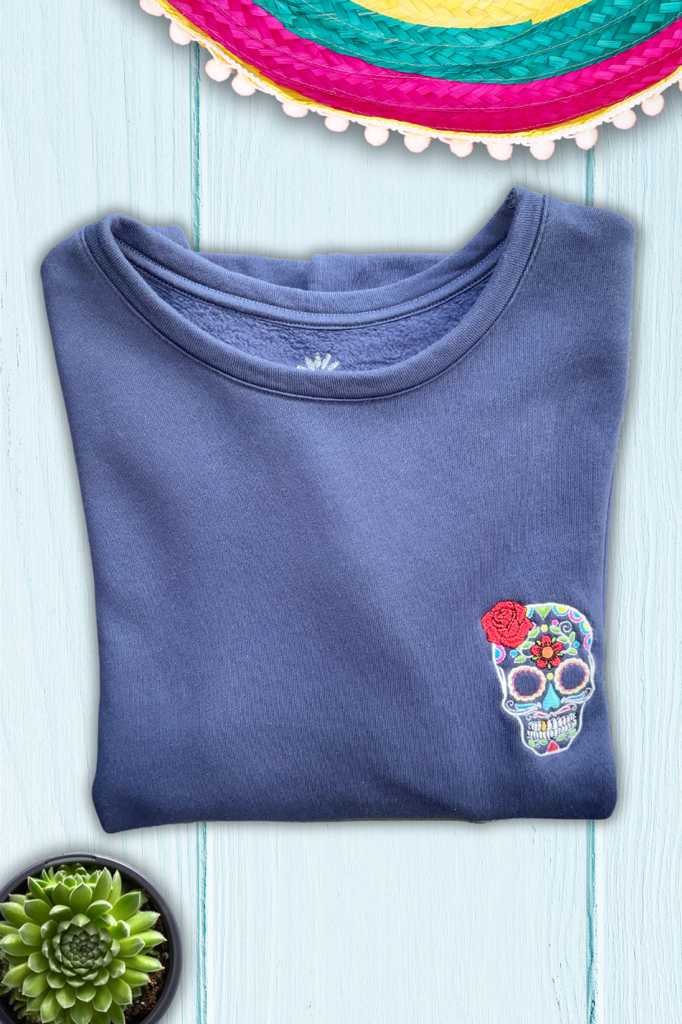 Sweat brodé Soamarena bleu motif Tête de mort Catrina