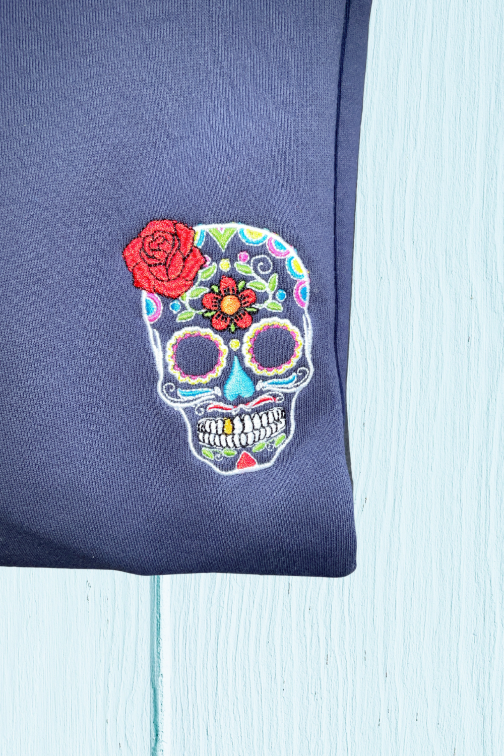 Sweat brodé Soamarena bleu motif Tête de mort Catrina