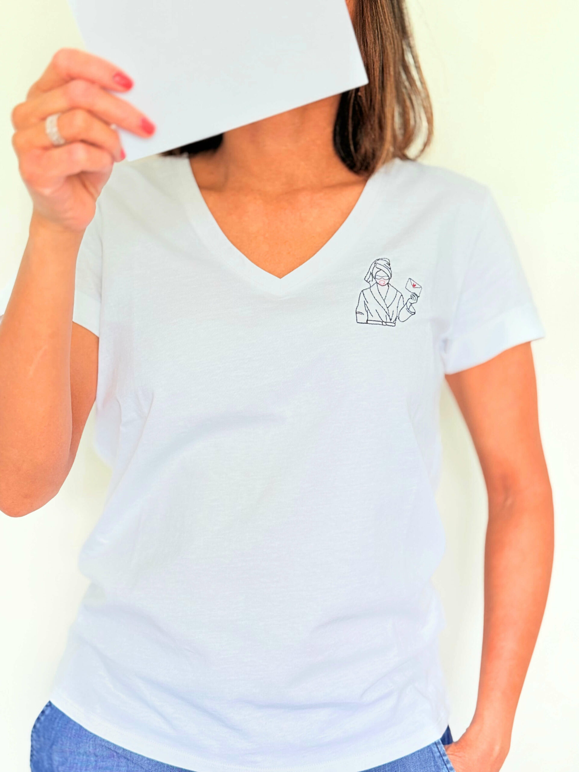 Tee-shirt brodé femme blanc Soamarena avec motif “Lettre à moi-même” porté – vue de face faceless