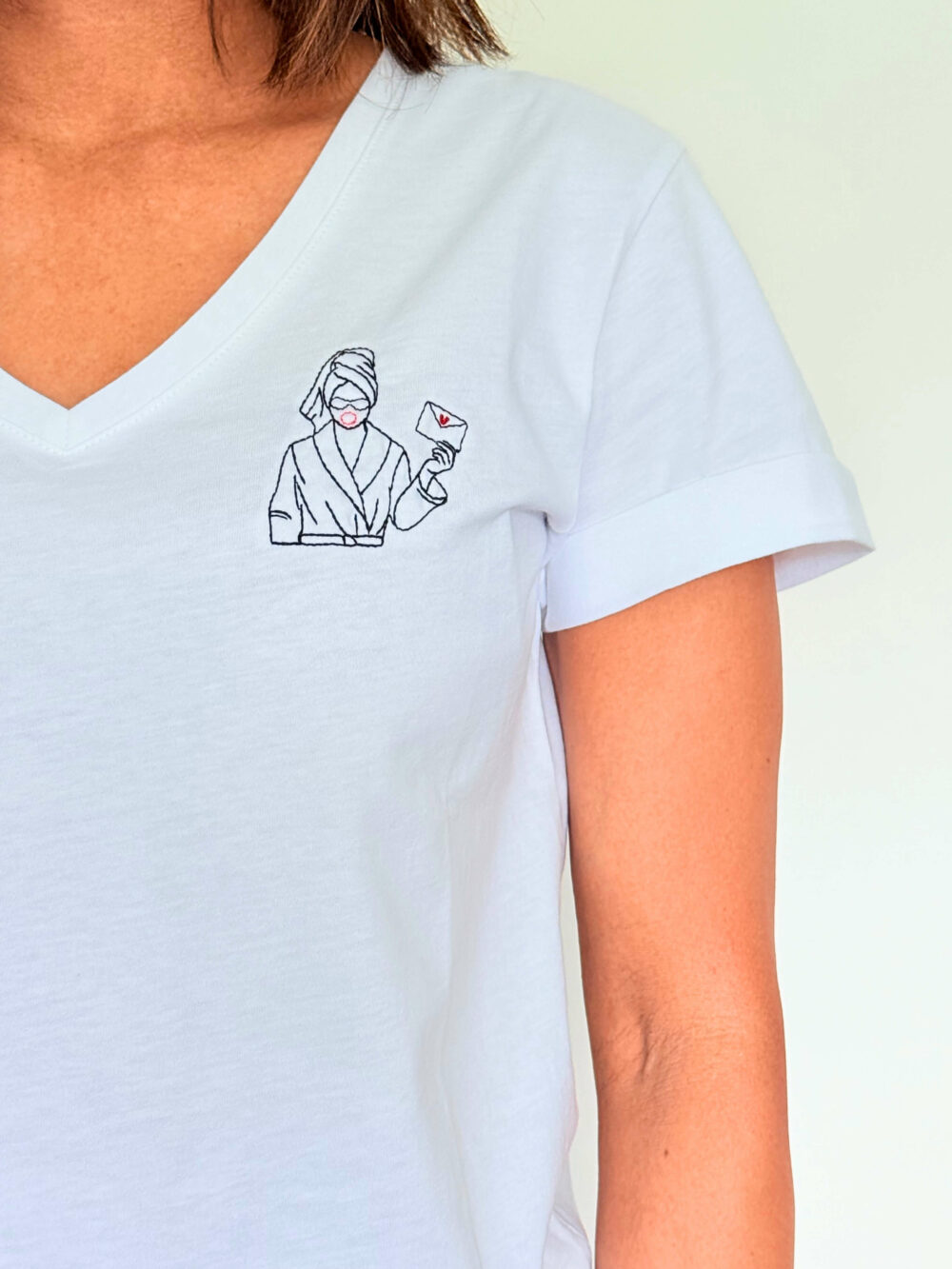Détail broderie “Lettre à moi-même” sur tee-shirt blanc Soamarena – motif femme faceless avec lettre brodée