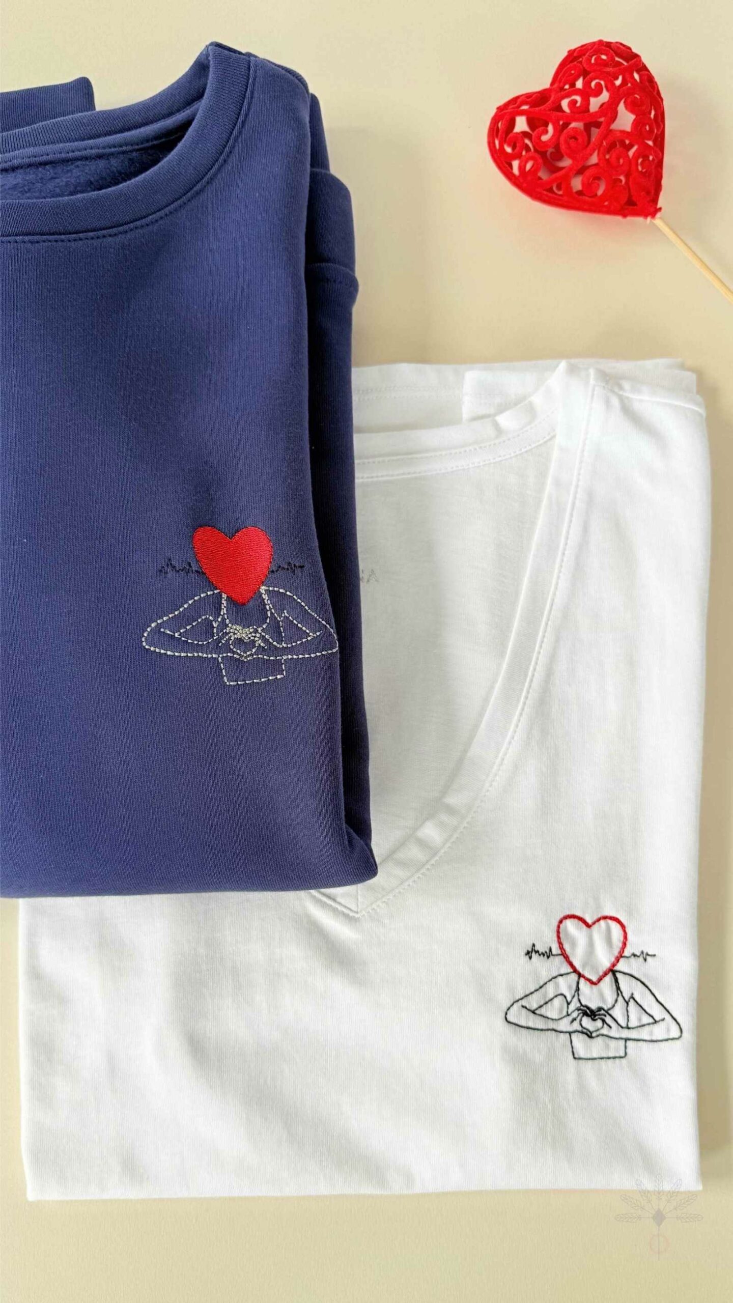 Sweat bleu saphir et tee-shirt blanc Soamarena avec broderie cœur et silhouette minimaliste