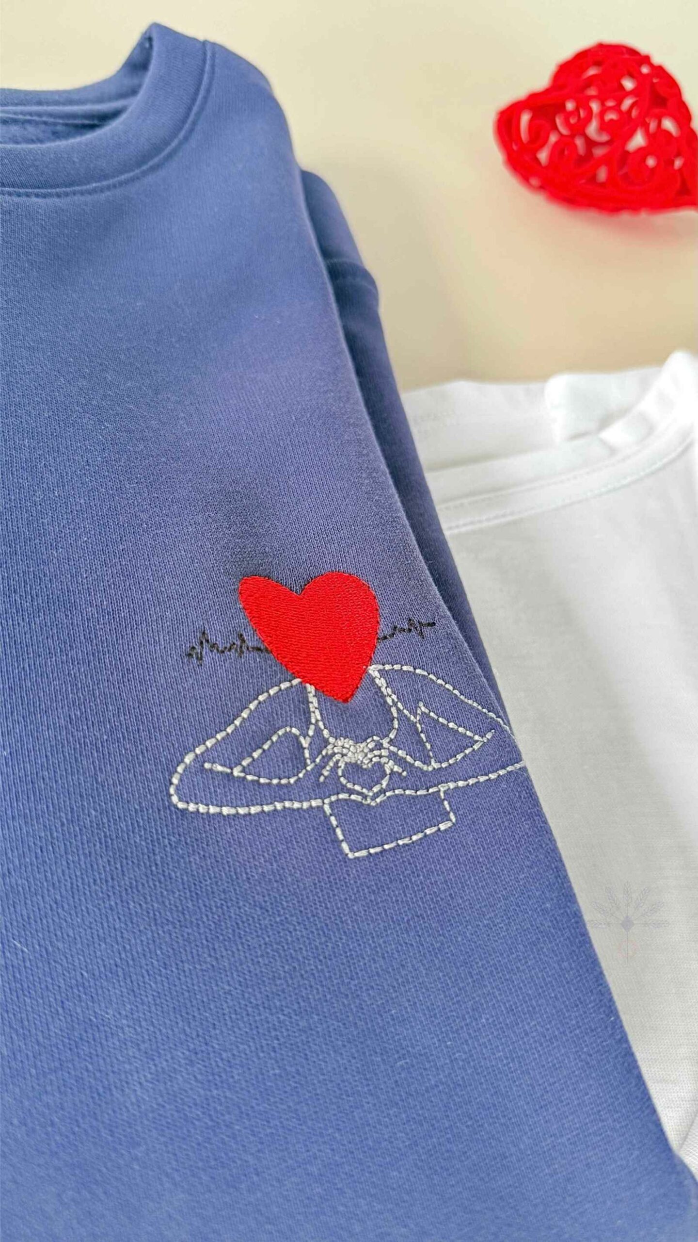 Sweat bleu saphir et tee-shirt blanc Soamarena avec broderie cœur et silhouette minimaliste