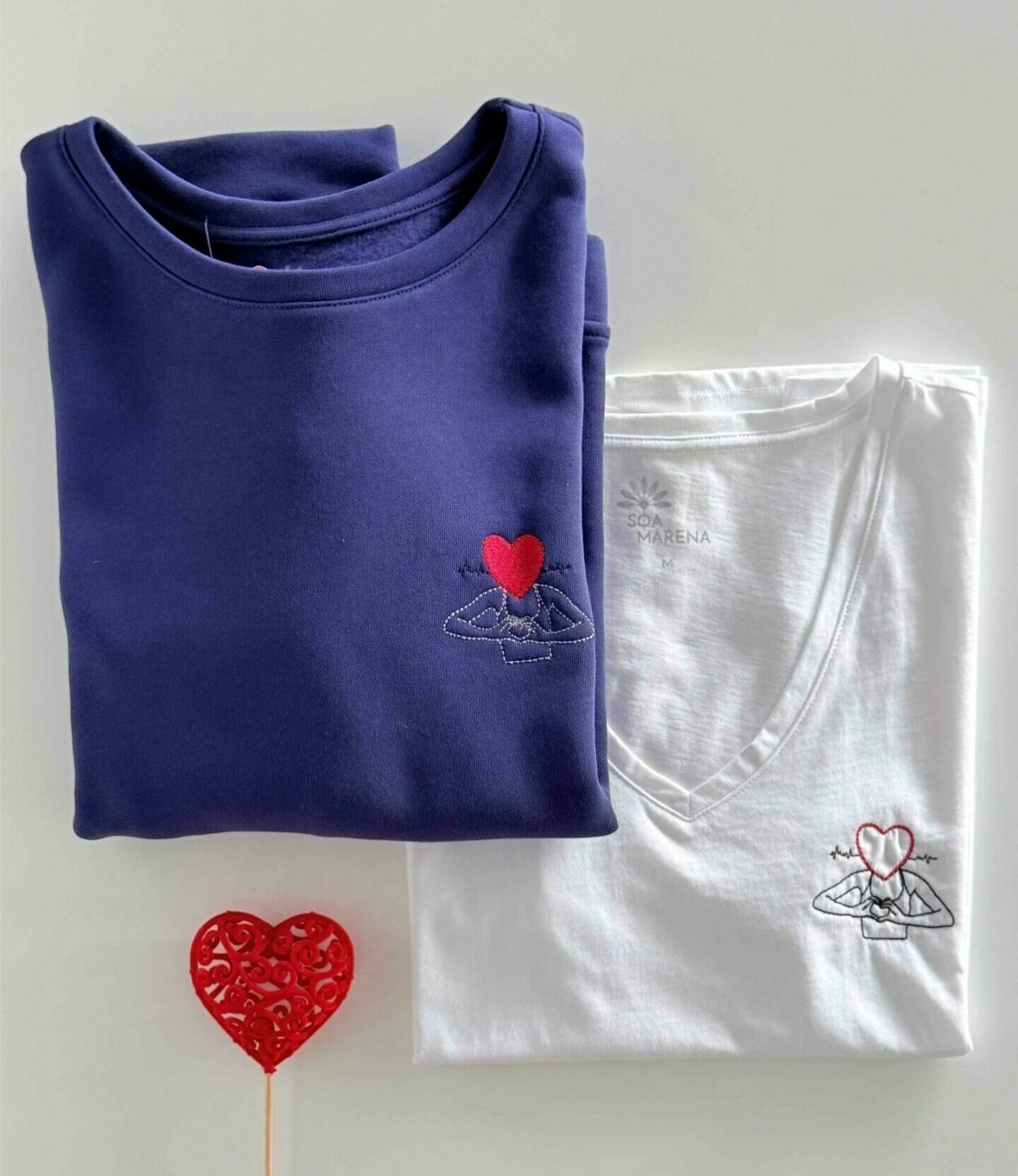 Sweat bleu saphir et tee-shirt blanc Soamarena avec broderie cœur et silhouette minimaliste