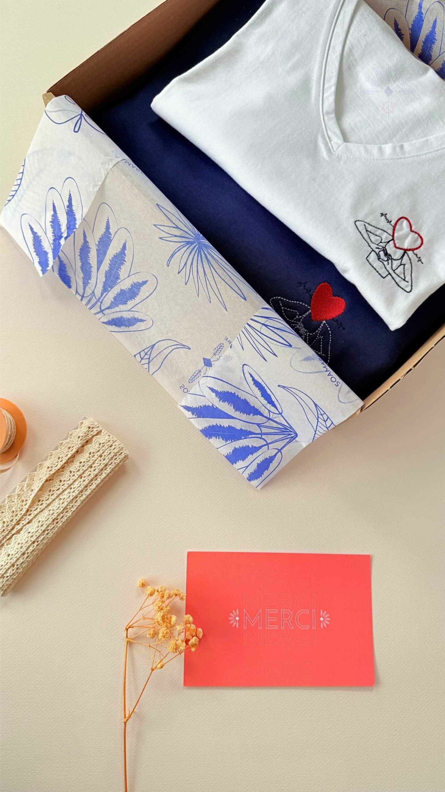 Sweat bleu saphir et tee-shirt blanc Soamarena avec broderie cœur et silhouette minimaliste