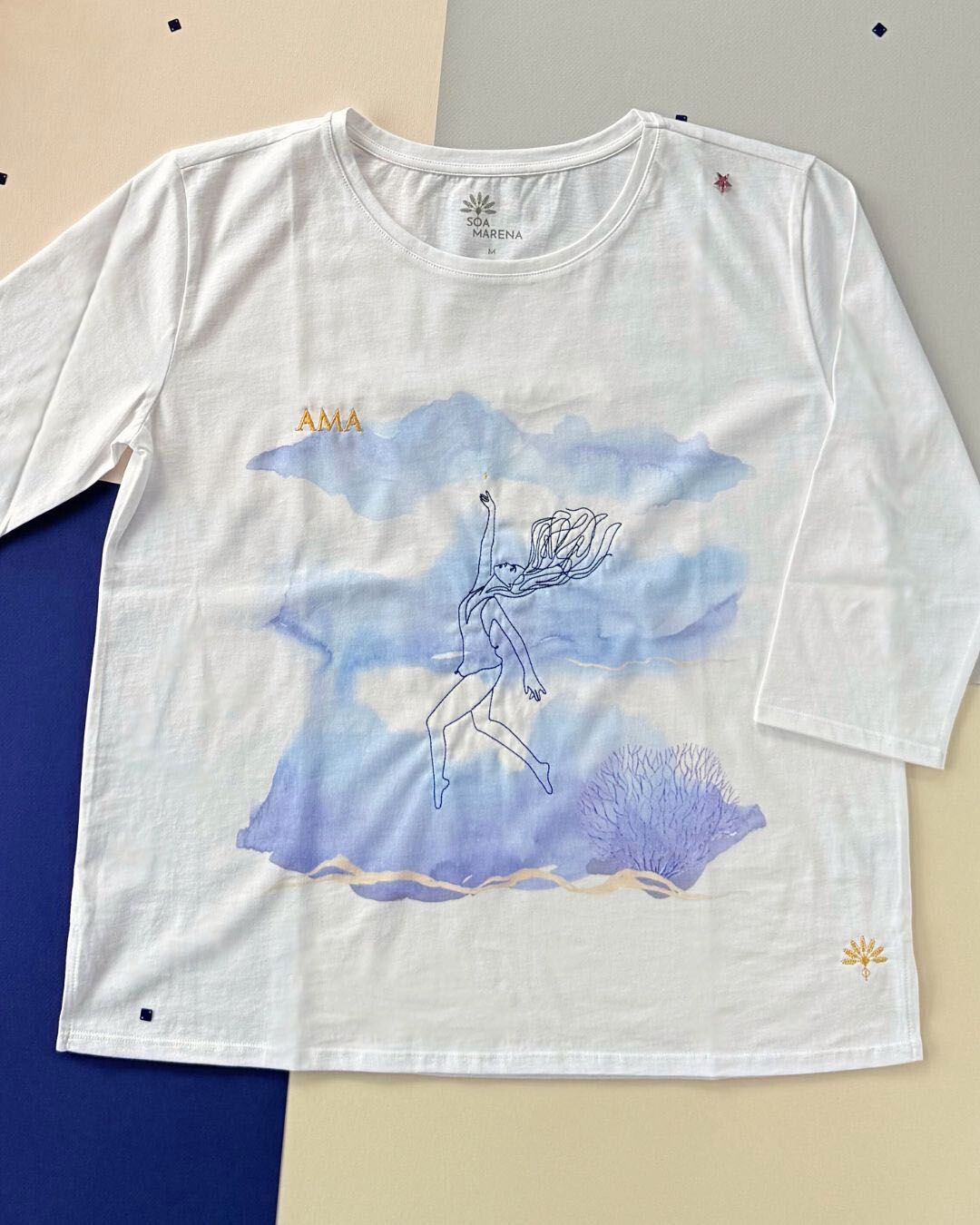 Tee-shirt Soamarena AMA vu à plat, en coton biologique blanc, avec motif